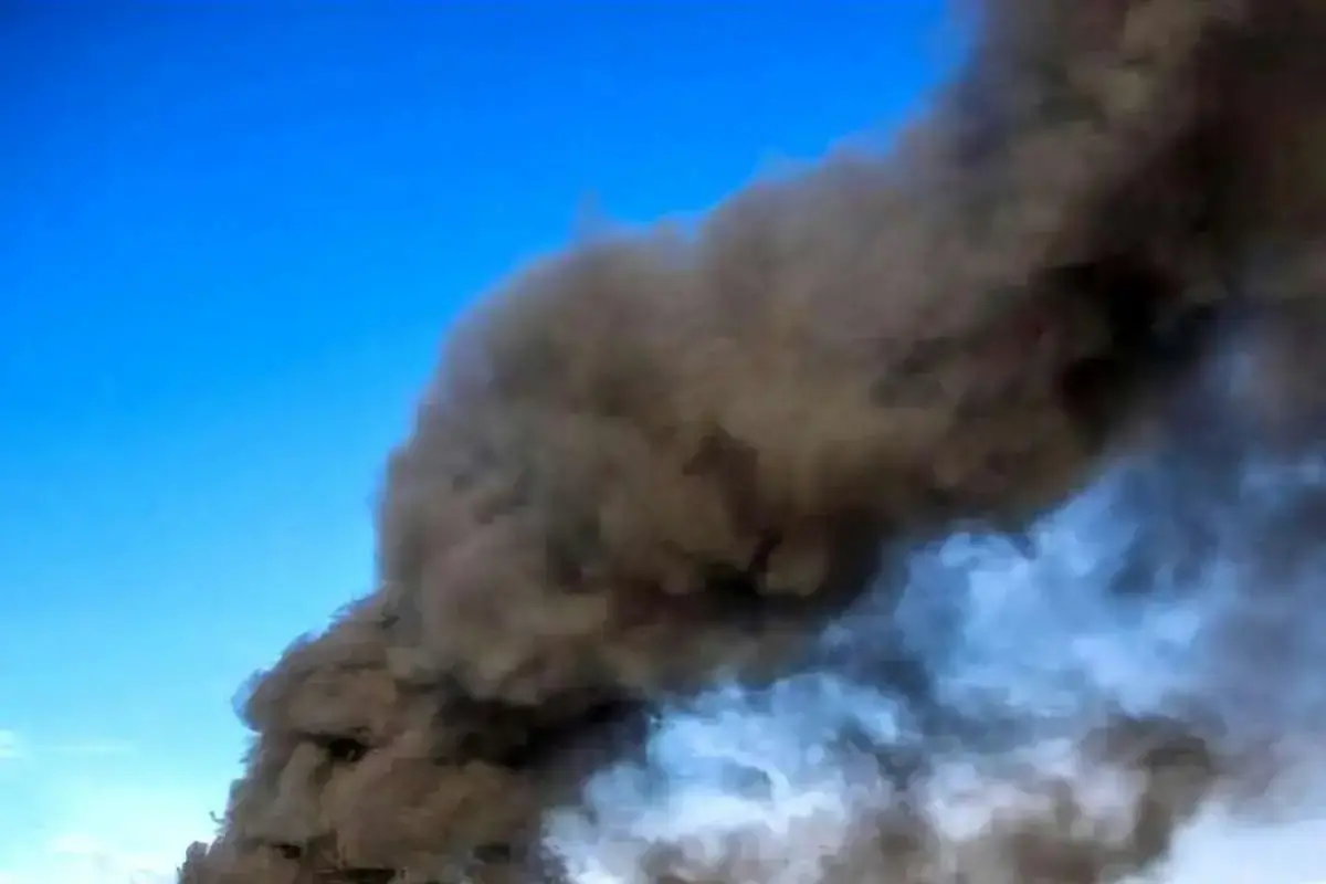 آتش‌سوزی یک کشتی ماهیگیری در خلیج فارس+ فیلم