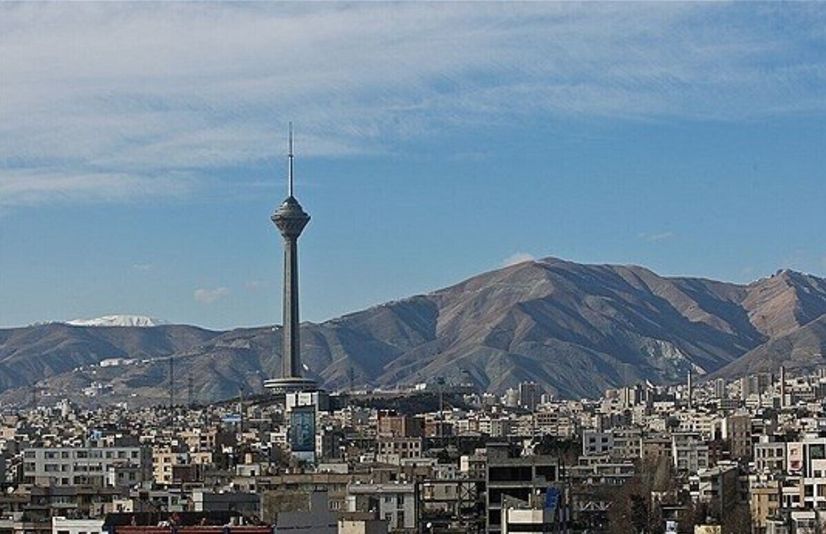 هنرمند ایرانی کنار دیوار نیروگاه مشغول نواختن شد/ موسیقی علیه جنگ + فیلم