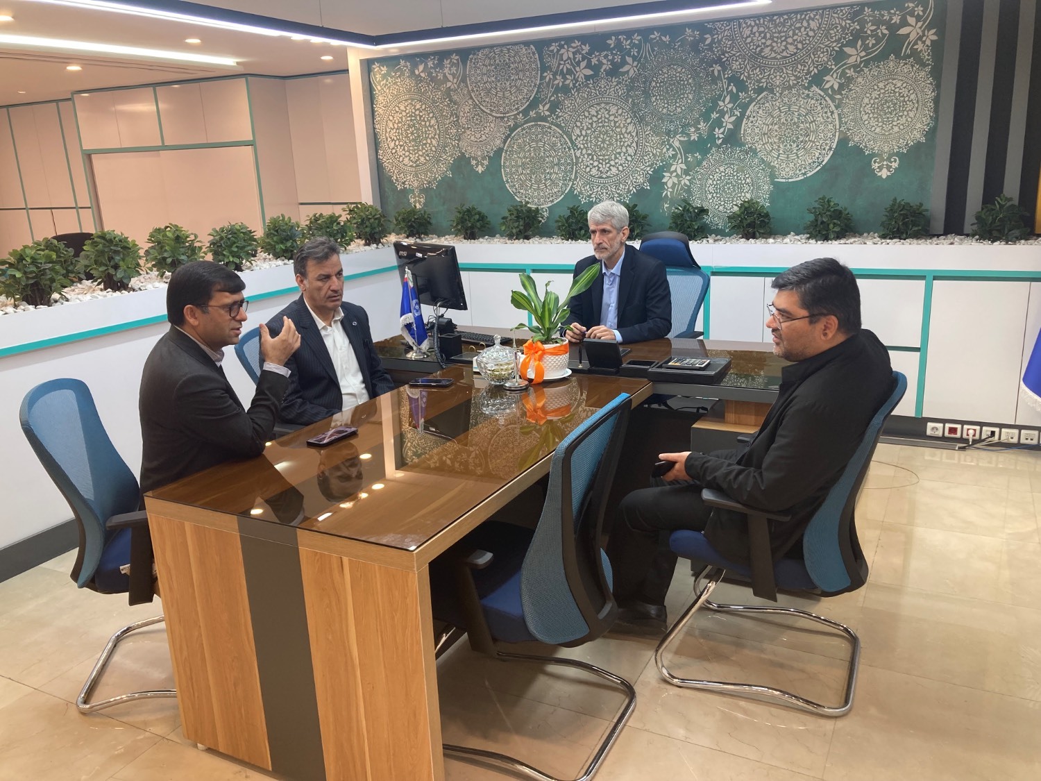 بازدید مدیرعامل و اعضای هیأت مدیره بانک تجارت از روند خدمت‌رسانی به مشتریان