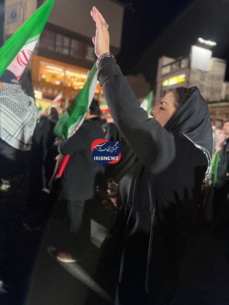 حضور خانم بازیگر در تجمع دیشب در میدان تجریش + عکس