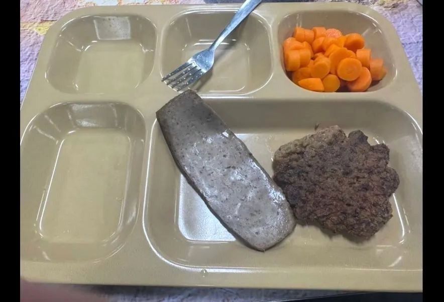 وضعیت بد تغذیه ملوانان ناو‌های آبراهام لینکلن و تریپولی/ عکس‌ها منتشر شد