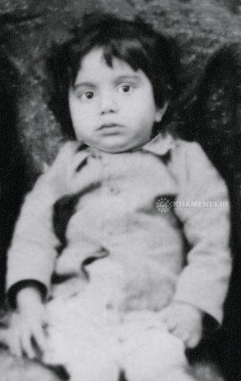 تصویری دیده نشده از دوران کودکی رهبر شهید انقلاب + عکس