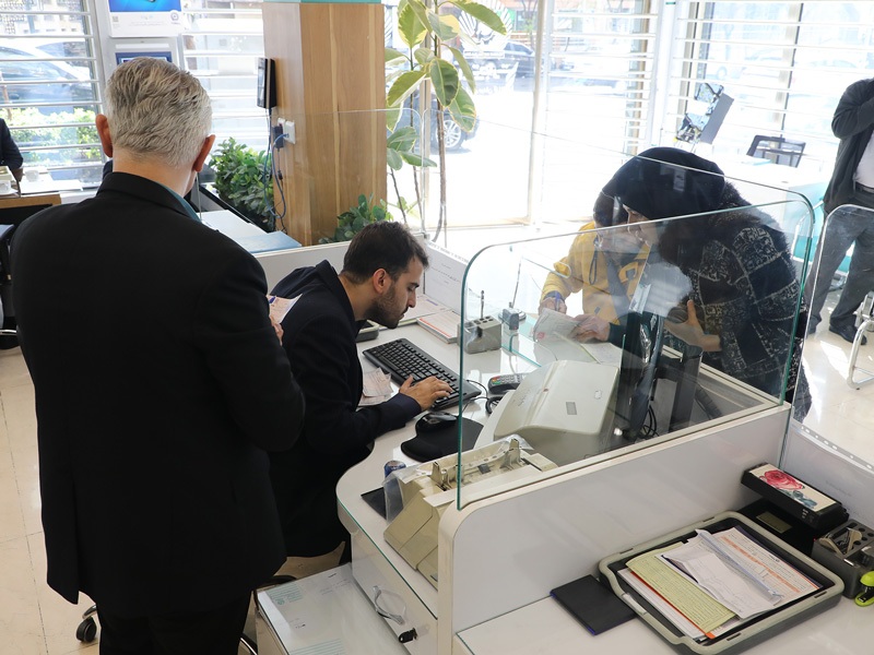 بازدید مدیرعامل بانک تجارت از شعب تهران در اولین روز‌های کاری سال ۱۴۰۵