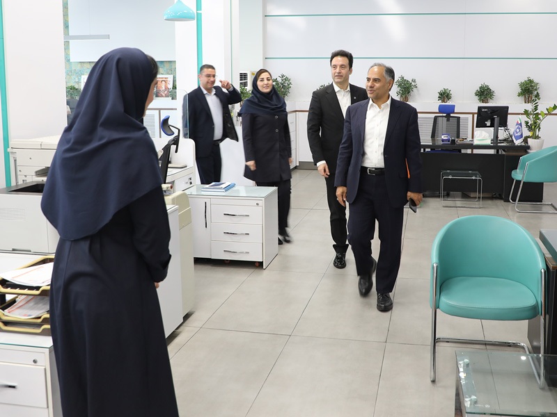بازدید مدیرعامل بانک تجارت از شعب تهران در اولین روز‌های کاری سال ۱۴۰۵
