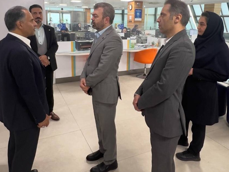 بازدید مدیرعامل بانک تجارت از شعب تهران در اولین روز‌های کاری سال ۱۴۰۵