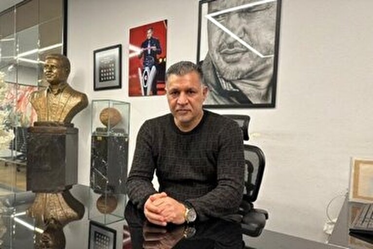 حمله مجری تلویزیون به علی دایی / برخی در مقابل حمله به وطن خفه خون گرفته ولی برای تبریک نوروز پست گذاشتند