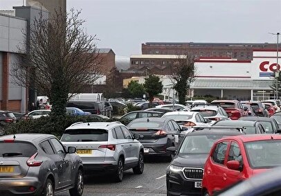 اتمام موجودی بنزین در این کشور / شهروندان به ذخیره‌سازی سوخت روی آورده‌اند