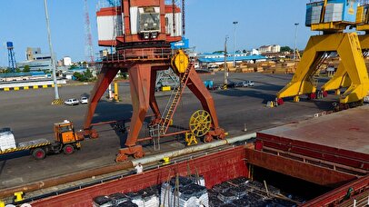 تخلیه و ارسال کالا‌های اساسی به سراسر کشور از بنادر ادامه دارد