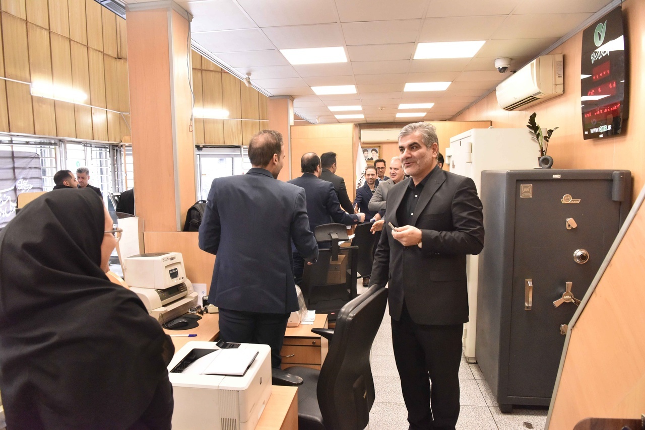 چهارمین بازدید مدیرعامل بانک از شعب در ایام جنگ/کارکنان بانک مهر ایران پای کار خدمت به مردم چهارمین بازدید مدیرعامل بانک از شعب در ایام جنگ/کارکنان بانک مهر ایران پای کار خدمت به مردم