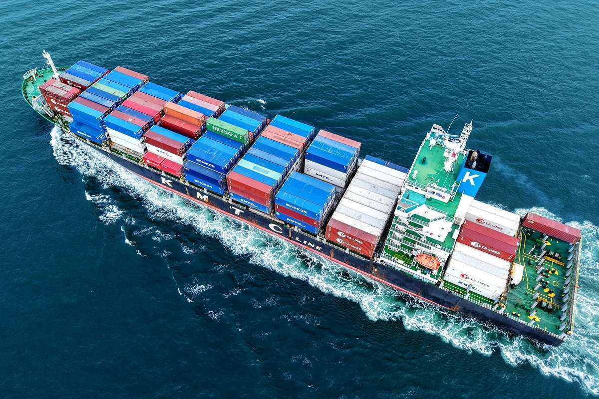 اعمال قانون شدید در تنگه هرمز / جزئیات هدف قرار گرفتن یک کشتی کانتینری اعلام شد