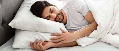 بهترین حالت دست‌ها هنگام خوابیدن به پهلو چیست؟