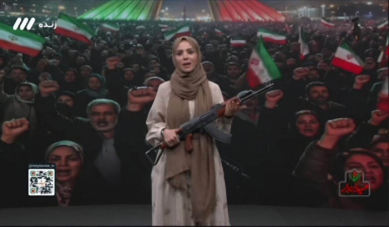 حضور مجریان صدا و سیما در آنتن زنده با اسلحه + عکس