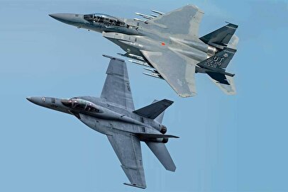 سقوط دو جنگنده F/A-18 آمریکایی به علت یک حادثه عجیب در آسمان + فیلم