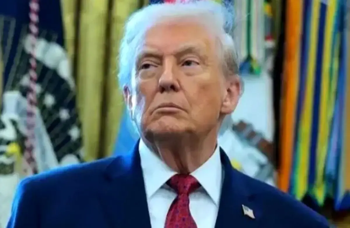 عکس العمل عجیب یکی از حاضران در لحظه ترور ترامپ در ضیافت شام + فیلم