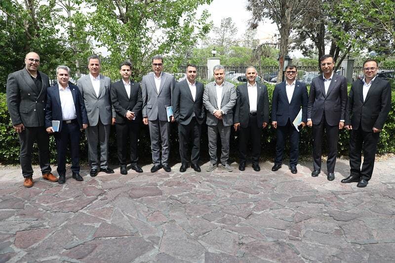 دکتر اخلاقی: بانک تجارت در کنار صنعت خودروسازی کشور ایستاده است