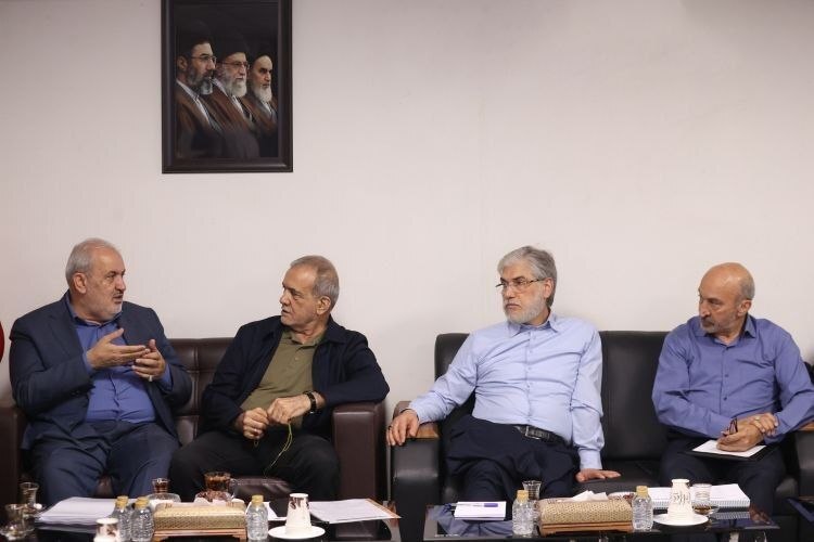 پوشش متفاوت پزشکیان در جلسه دولت / لباس رئیس‌جمهور خبرساز شد