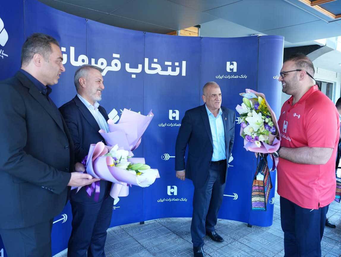 فرش قرمز پیش پای ملیپوشان طلایی؛ استقبال بانک صادرات ایران از قهرمانان وزنهبرداری فرش قرمز پیش پای ملیپوشان طلایی؛ استقبال بانک صادرات ایران از قهرمانان وزنهبرداری
