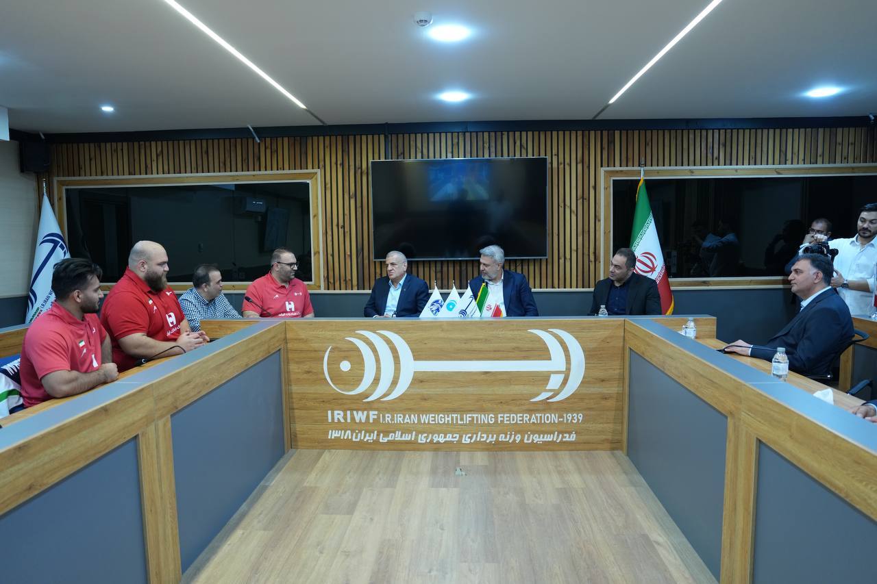فرش قرمز پیش پای ملیپوشان طلایی؛ استقبال بانک صادرات ایران از قهرمانان وزنهبرداری فرش قرمز پیش پای ملیپوشان طلایی؛ استقبال بانک صادرات ایران از قهرمانان وزنهبرداری