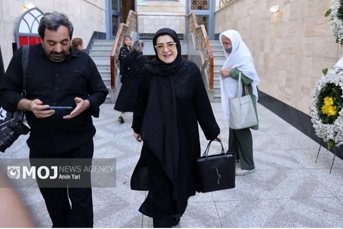 پوشش متفاوت سخنگوی دولت در مراسم ختم بهروز رضوی+ عکس پوشش متفاوت سخنگوی دولت در مراسم ختم بهروز رضوی+ عکس