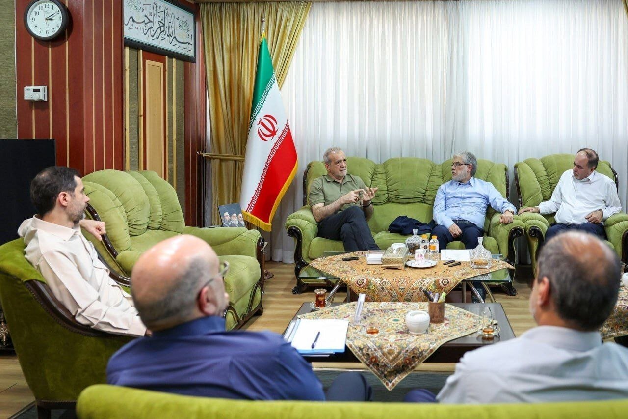 پزشکیان کتش را از تن در آورد/ ماجرای عکس رئیس جمهور در نشست مدیریت آب چیست؟ + تصویر