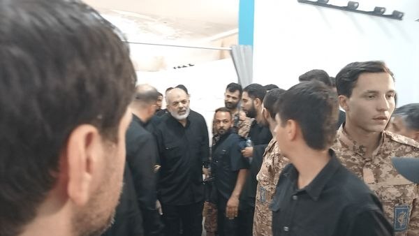 تصویر دیده نشده از سردار وحیدی در حال بازدید از بیمارستان موقت مصلای تهران