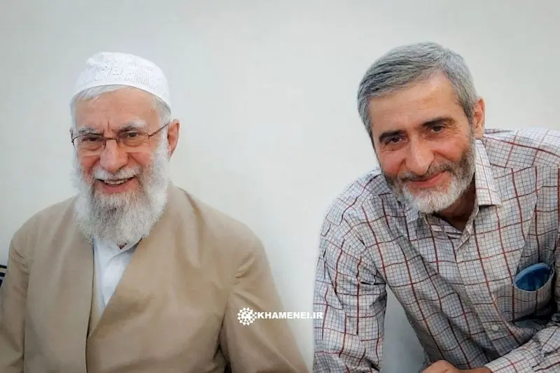 قابی از شهید مصباح‌الهدی باقری داماد رهبر شهید همراه ایشان + عکس