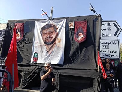 تصویری از شهید مصباحالهدی باقری در کنار رهبر انقلاب