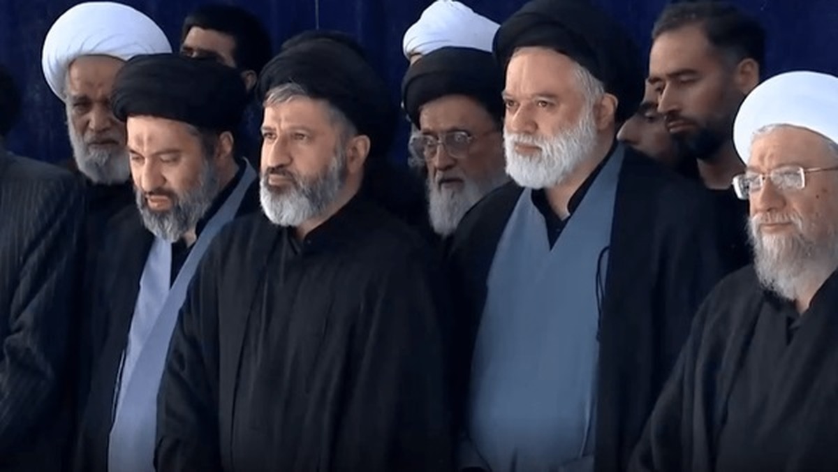 اولین قاب از حضور فرزندان رهبر شهید در مصلی تهران + فیلم
