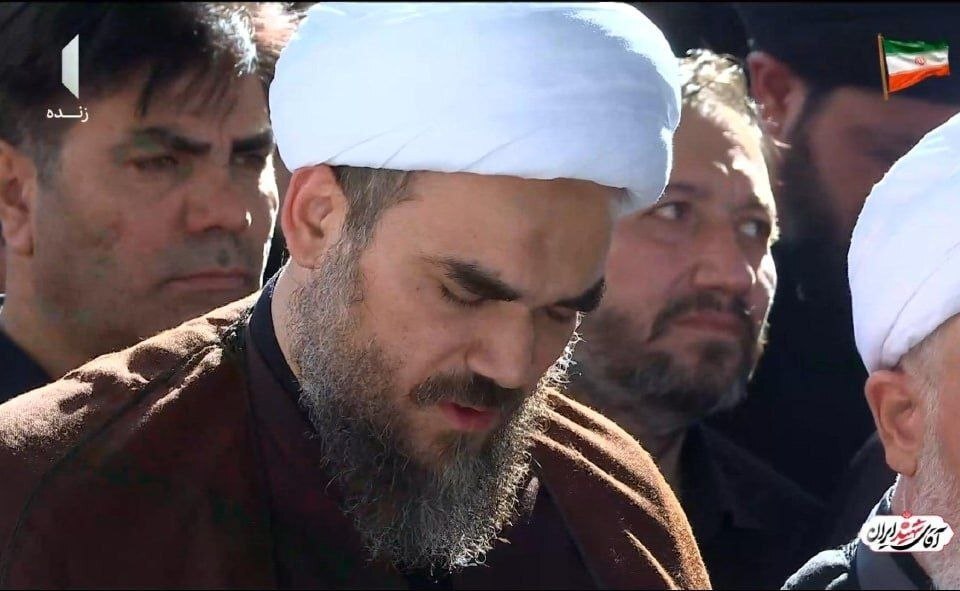داماد رهبر شهید هنگام اقامه نماز بر پیکر دختر ۱۴ ماههاش + عکس داماد رهبر شهید هنگام اقامه نماز بر پیکر دختر ۱۴ ماههاش + عکس
