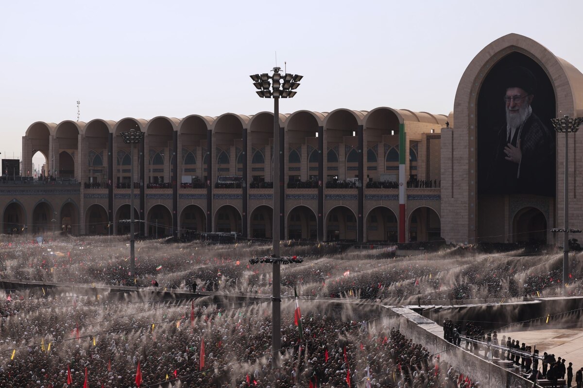 مصلای تهران غرق در جمعیت عزادار شد / صفوف متراکم نماز بر پیکر شهدا + عکس