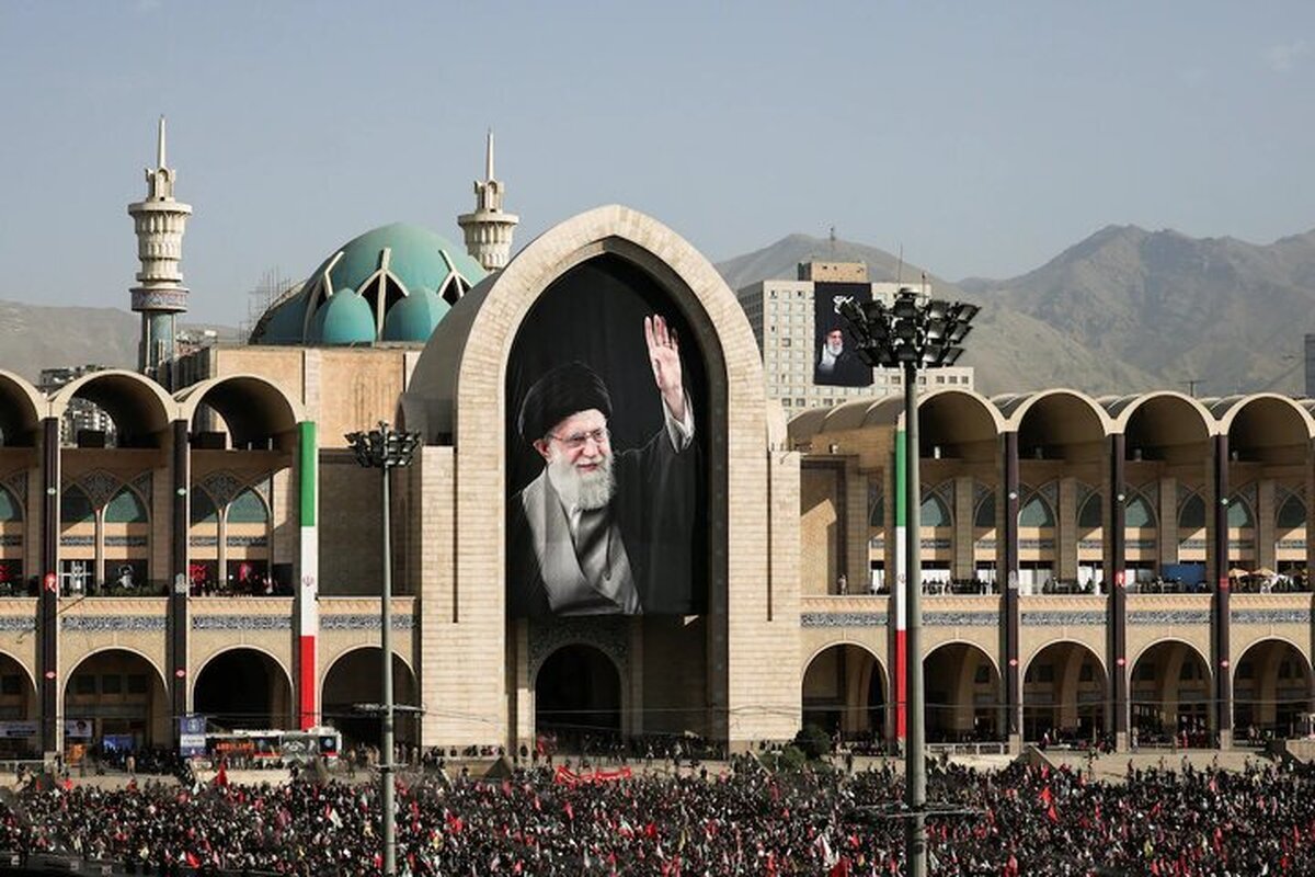 قابی متفاوت از اقامه نماز بر پیکر رهبر شهید