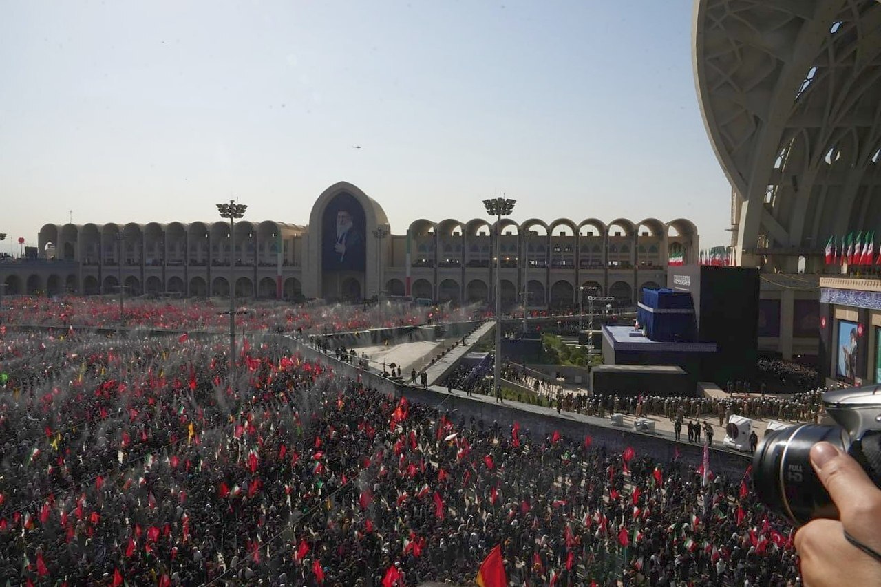 قابی متفاوت از اقامه نماز بر پیکر رهبر شهید قابی متفاوت از اقامه نماز بر پیکر رهبر شهید