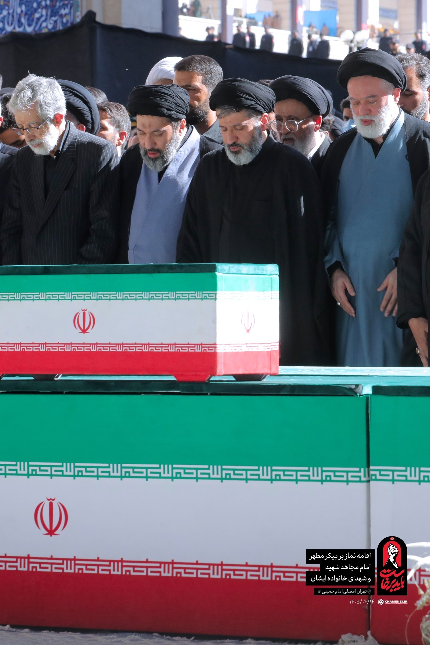 قاب ۳ نفره فرزندان رهبر شهید در مراسم اقامه نماز + عکس