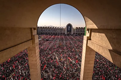 نمایش بنری معنادار در مراسم وداع با رهبر شهید در مصلی تهران