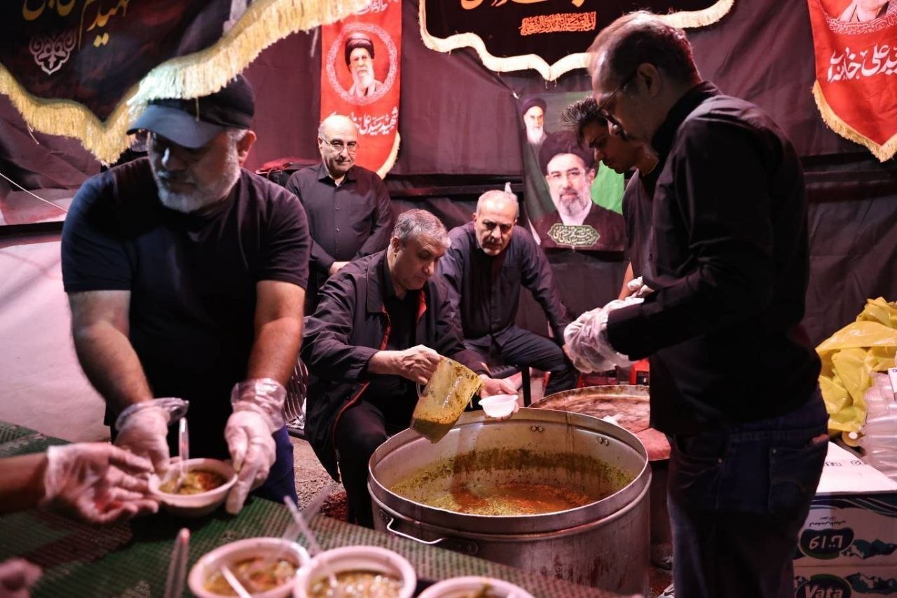 لحظه پخش عدسی نذری توسط رئیس سازمان انرژی اتمی ایران + عکس لحظه پخش عدسی نذری توسط رئیس سازمان انرژی اتمی ایران + عکس