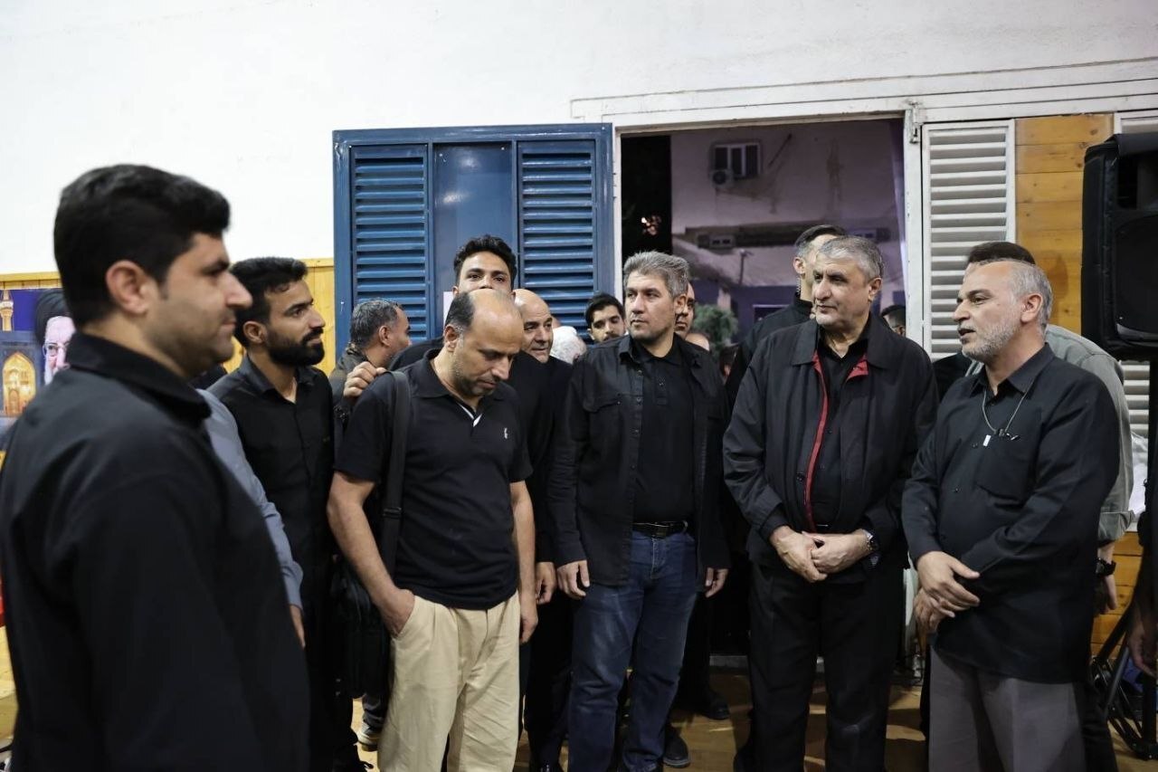لحظه پخش عدسی نذری توسط رئیس سازمان انرژی اتمی ایران + عکس لحظه پخش عدسی نذری توسط رئیس سازمان انرژی اتمی ایران + عکس
