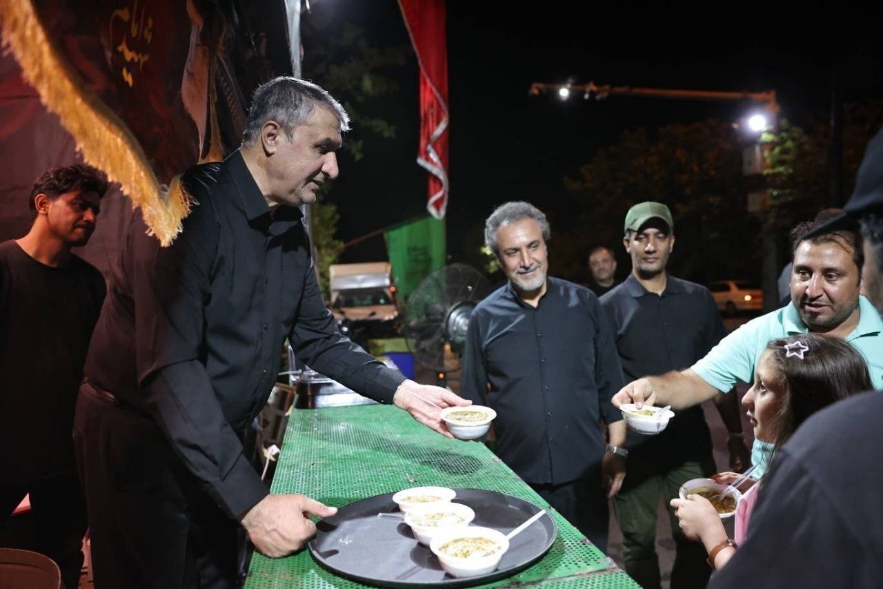 لحظه پخش عدسی نذری توسط رئیس سازمان انرژی اتمی ایران + عکس لحظه پخش عدسی نذری توسط رئیس سازمان انرژی اتمی ایران + عکس
