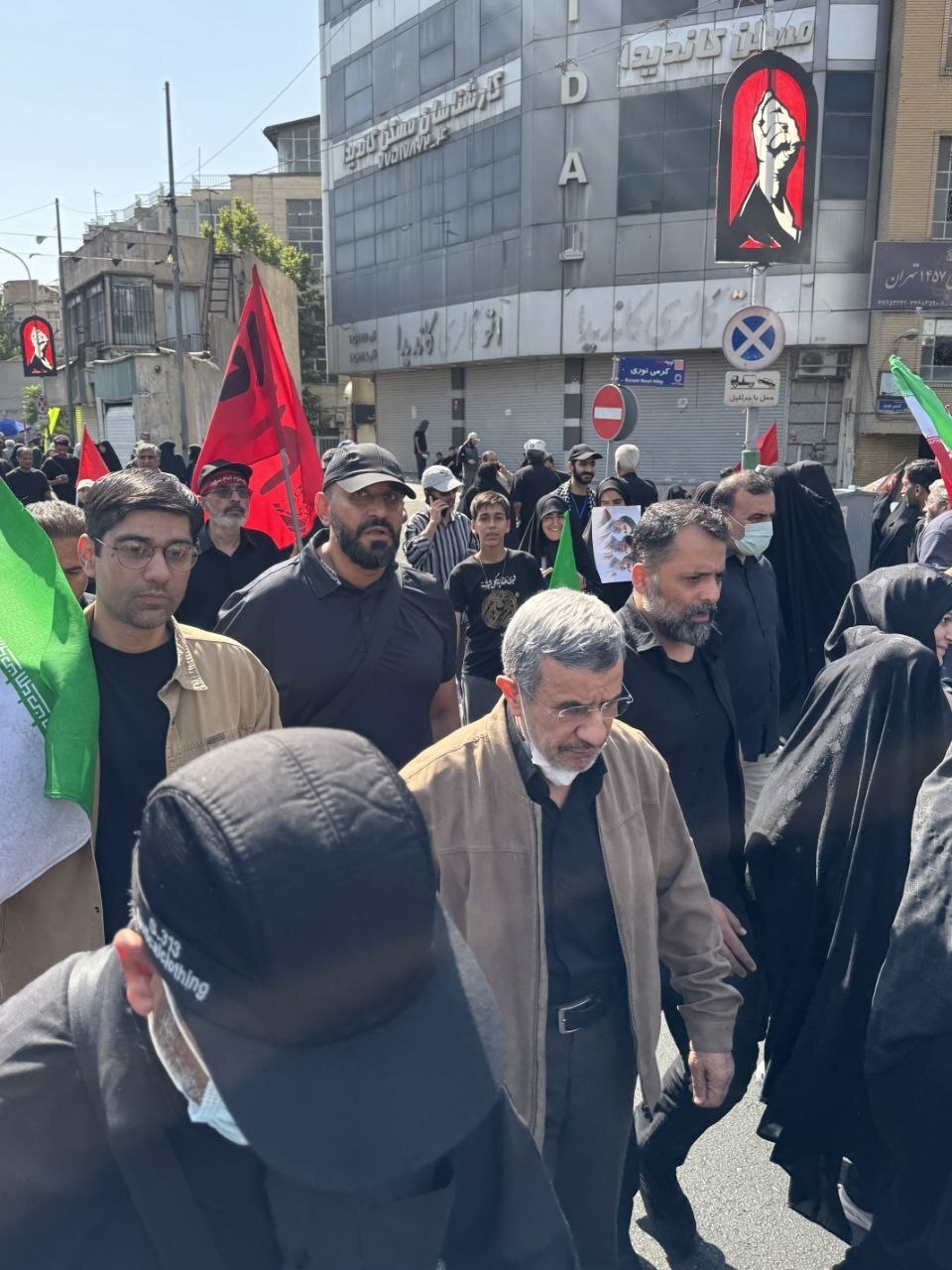 فوری/ محمود احمدی‌نژاد در مراسم تشییع رهبر شهید انقلاب حاضر شد
