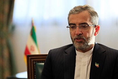 حضور علی باقریکنی با تصویر برادر شهیدش در تشییع رهبر شهید