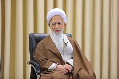 اشکهای آیتالله جوادی آملی بر پیکر رهبر شهید