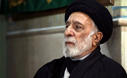 بوسه برادر رهبر شهید بر تابوت ایشان در مراسم تشییع