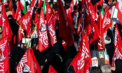 پرچمهای «یا لثاراتالخامنهای» در مراسم تشییع در جمکران به اهتزاز درآمد
