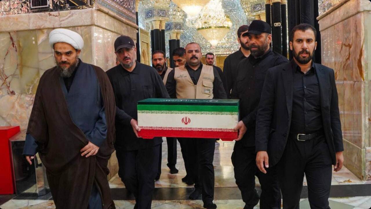 بوسه داماد رهبر شهید انقلاب بر تابوب فرزند 14 ماهه‌اش در حرم حضرت عباس + عکس