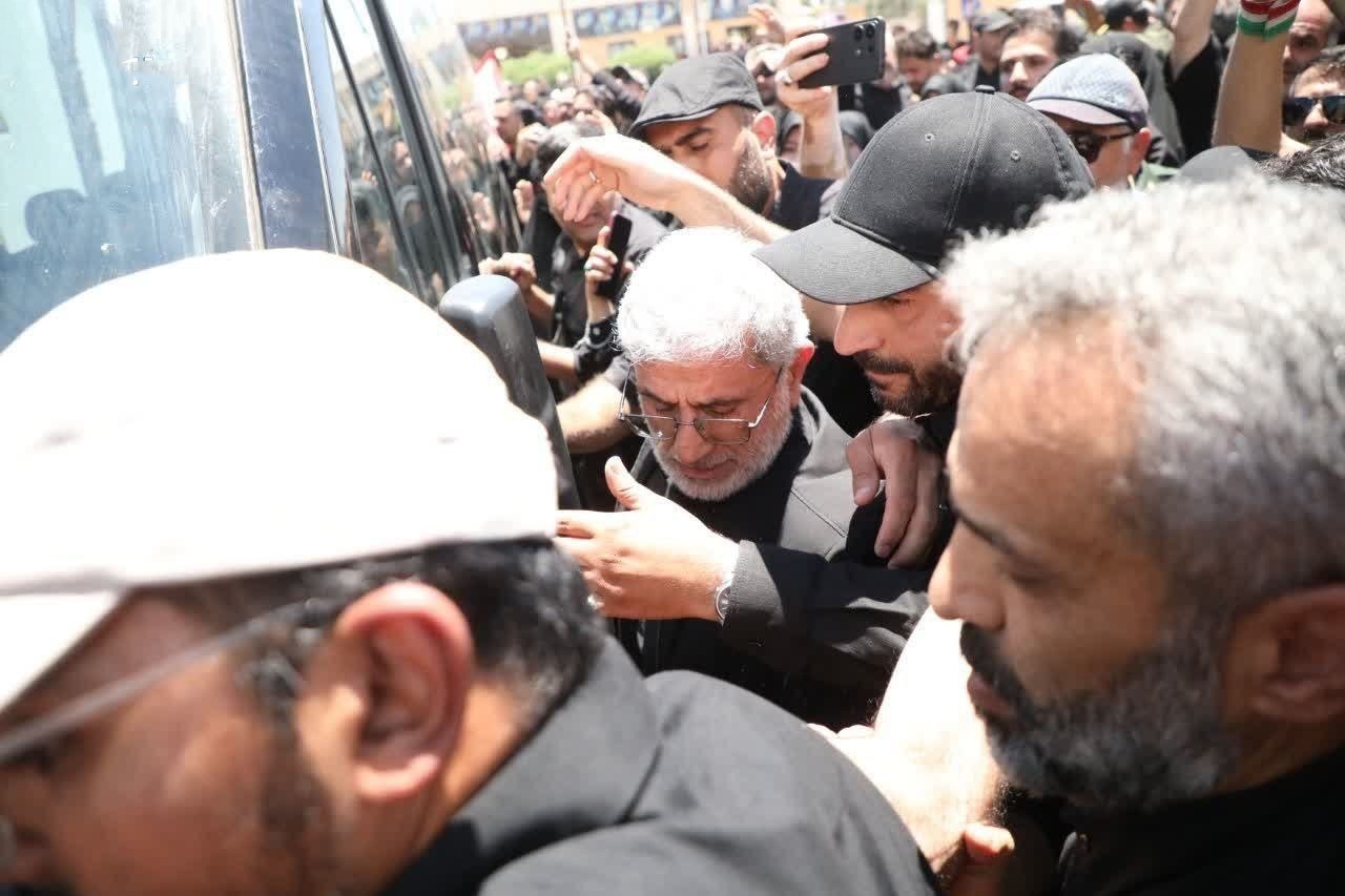 حضور سردار قاآنی در فرودگاه مشهد همزمان با ورود پیکر رهبر شهید + عکس