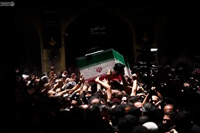 وزیر اقتصاد در مراسم تشییع رهبر شهید در مشهد حاضر شد
