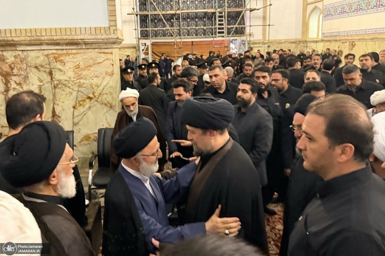 علی‌اصغر حجازی و سید حسن حسن خمینی در مراسم تدفین رهبر شهید + عکس