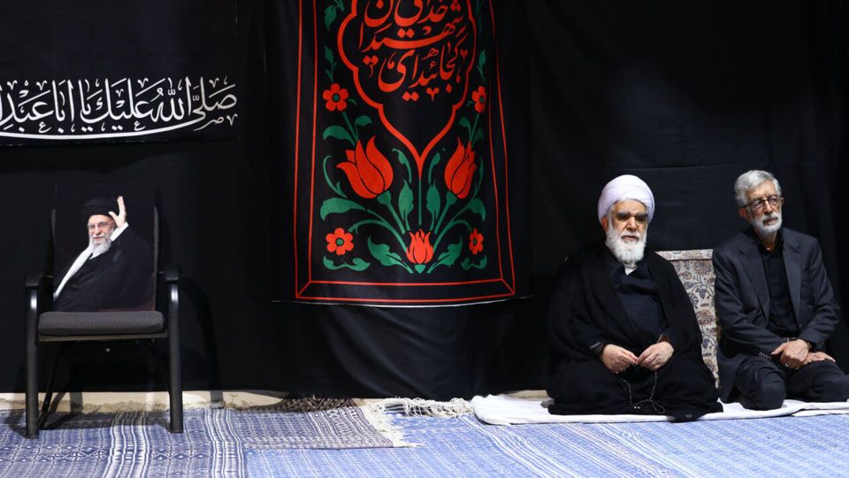 گریه محسن رضایی مقابل صندلی رهبر شهید + عکس گریه محسن رضایی مقابل صندلی رهبر شهید + عکس