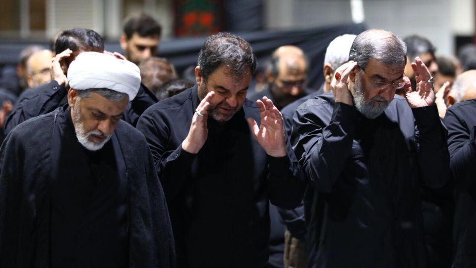 گریه محسن رضایی مقابل صندلی رهبر شهید + عکس گریه محسن رضایی مقابل صندلی رهبر شهید + عکس