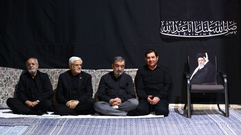 گریه محسن رضایی مقابل صندلی رهبر شهید + عکس گریه محسن رضایی مقابل صندلی رهبر شهید + عکس