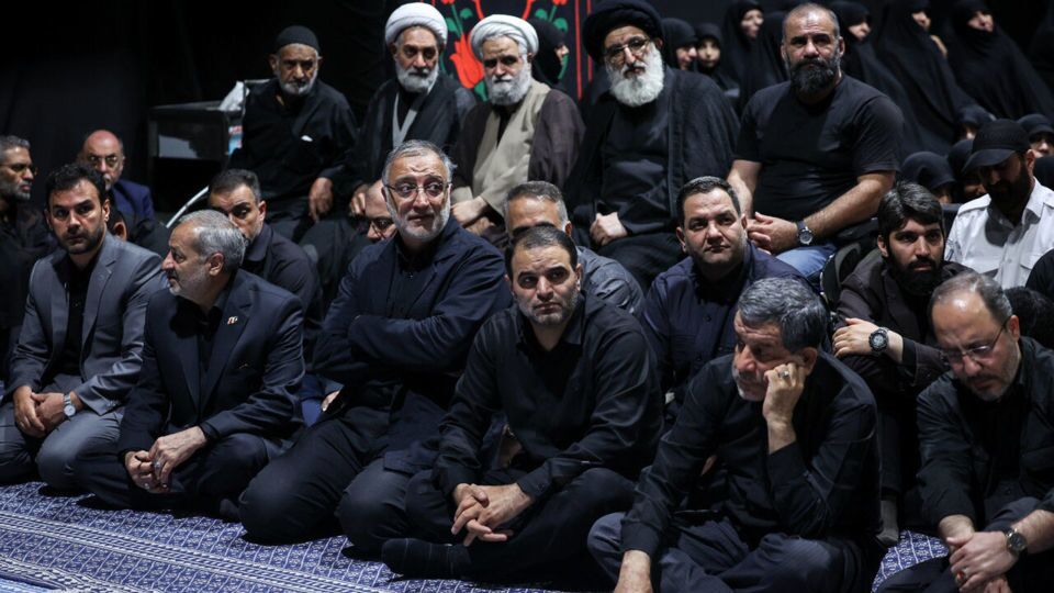گریه محسن رضایی مقابل صندلی رهبر شهید + عکس گریه محسن رضایی مقابل صندلی رهبر شهید + عکس